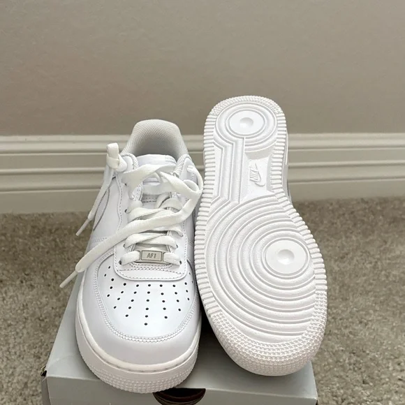Brand New Stylish White Nike Sneakers- Women's - Picture 4 of 7
